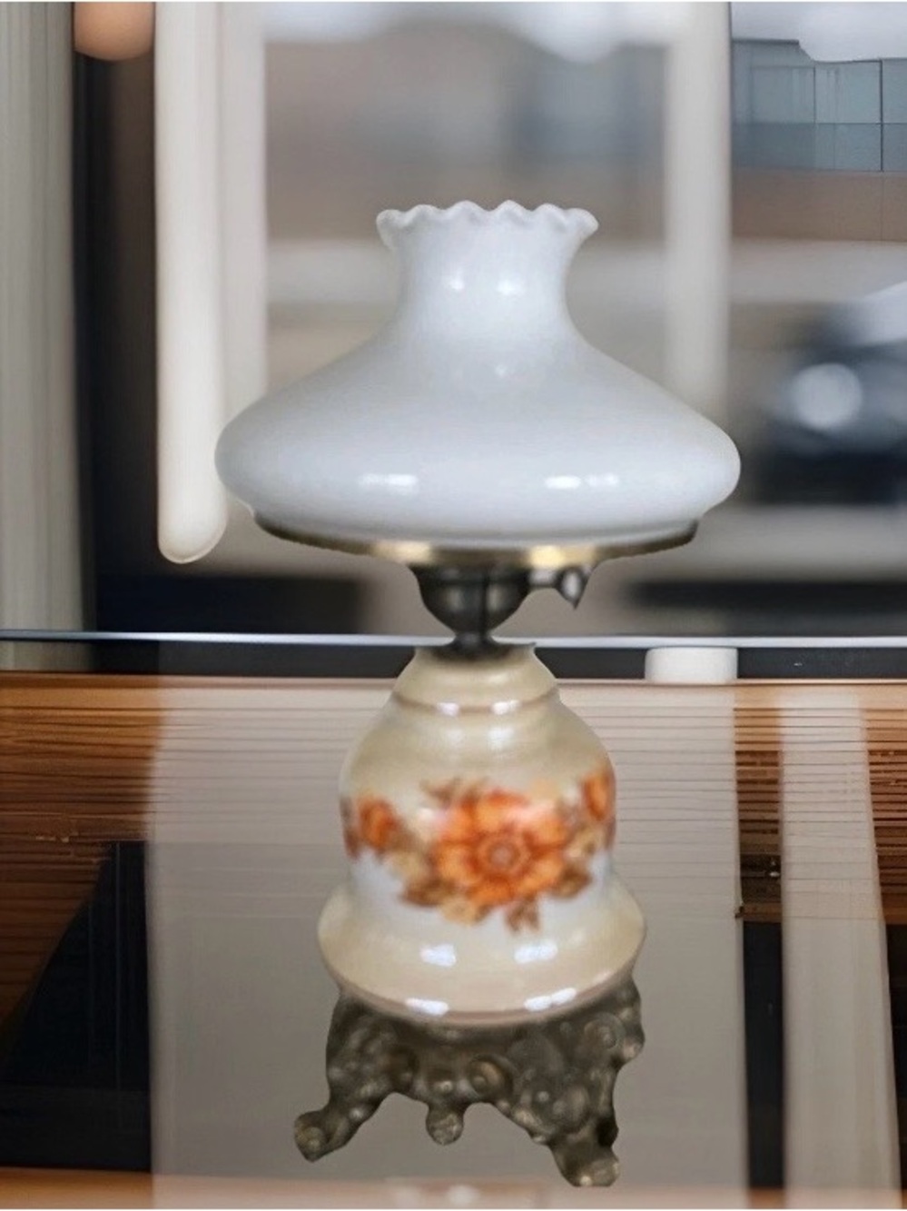 Beautiful Hurricane GWTW 3 way ruffled shade w/floral  base electric lamp